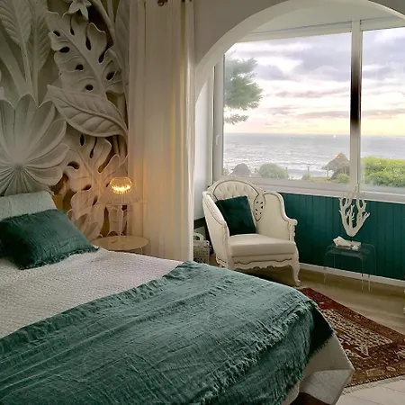 Chambres D'hotes Les Embruns Bed & Breakfast